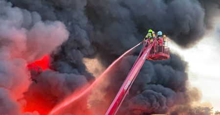 Pożar hali produkcyjnej w Wielkopolsce. Mieszkańcy dostali alert RCB
