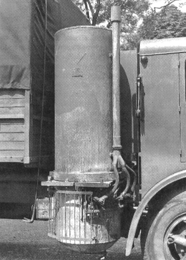 Niemiecka ciężarówka Opel Blitz z gazogeneratorem zamontowanym po bocznej stronie kabiny kierowcy. 