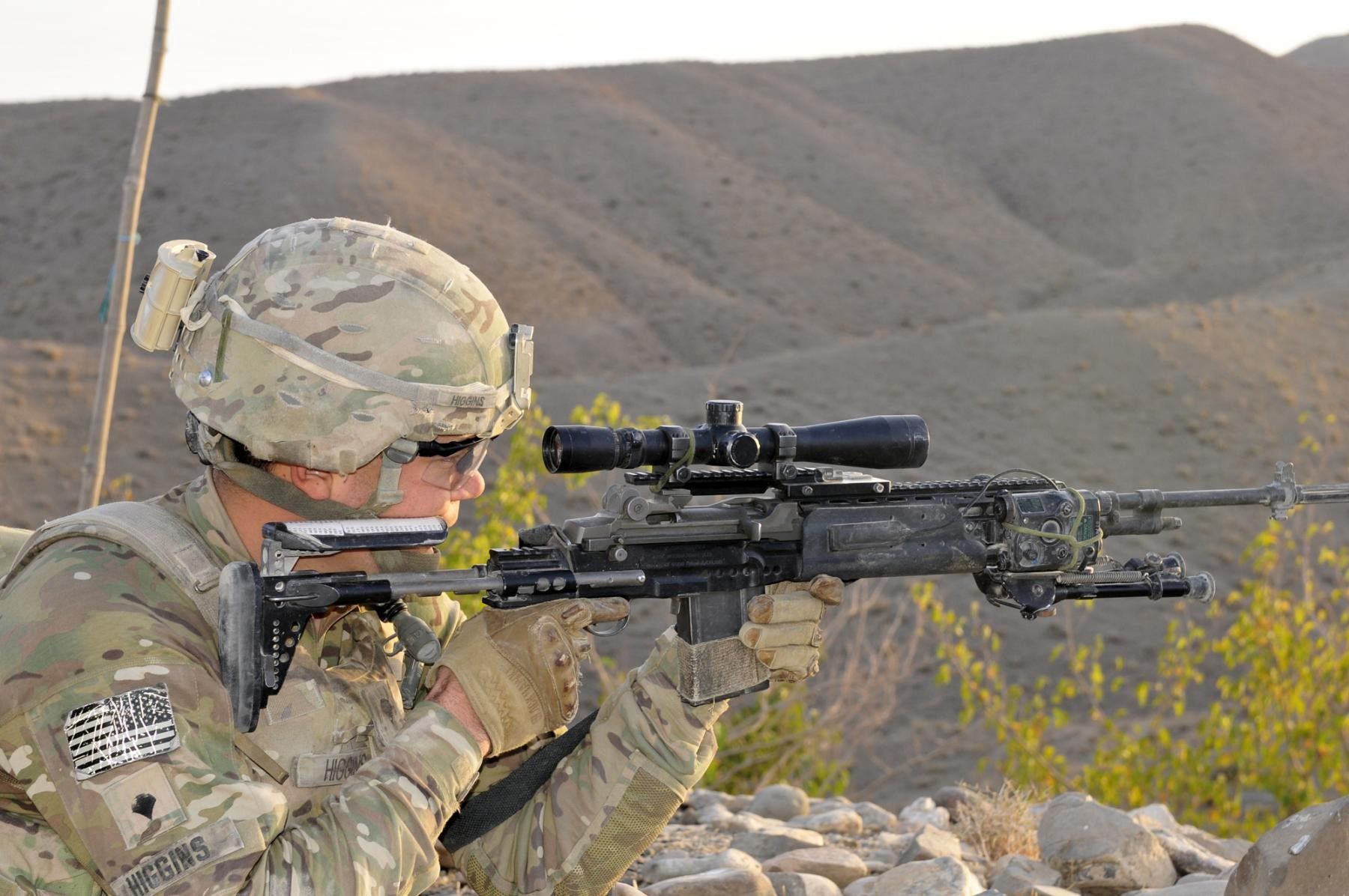 Amerykański żołnierz z karabinem M14 EBR.