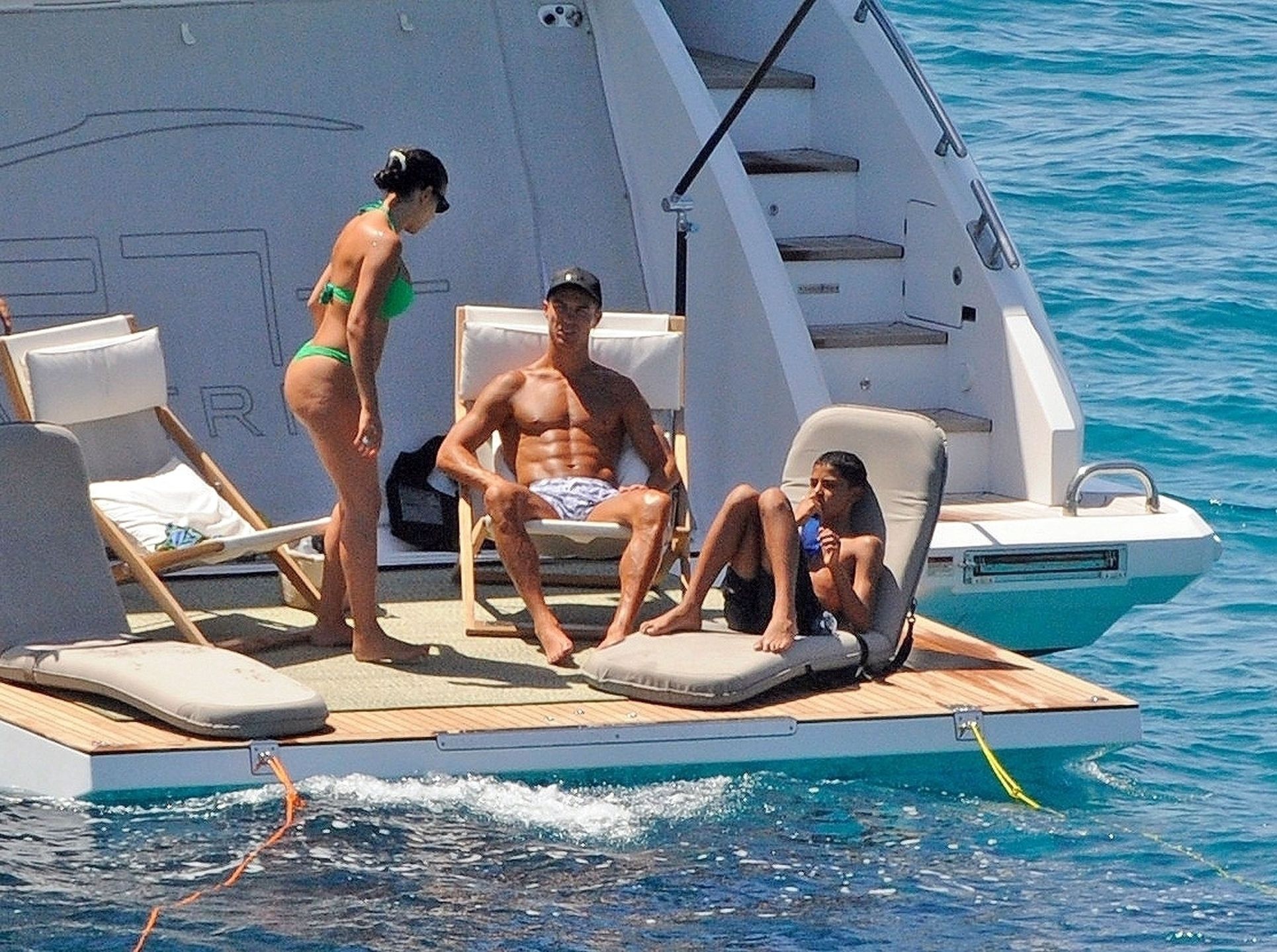 Cristiano Ronaldo i Georgina Rodriguez opalają się na jachcie