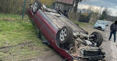 Na łuku wypadł z drogi, uderzył w znak drogowy, ogrodzenie i dachował. Kierowca z obrażeniami ciała trafił do szpitala