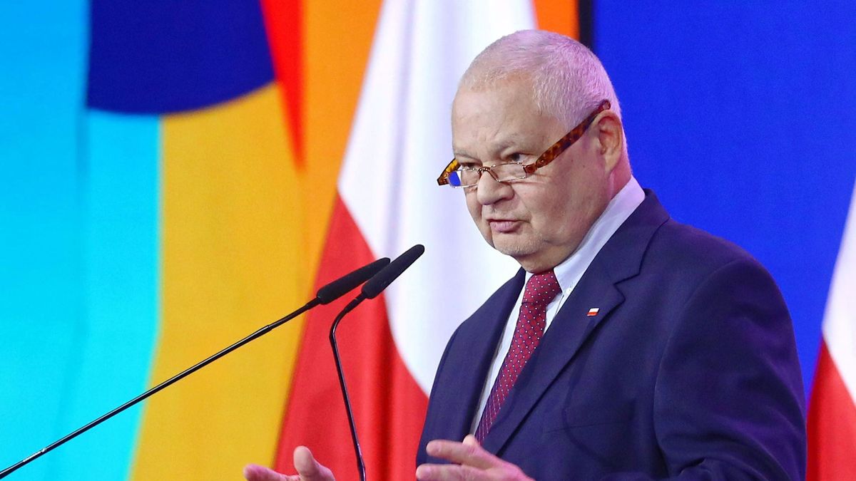Prezes Narodowego Banku Polskiego Adam Glapiński winiony jest przez opozycję o finansowe kłopoty Polaków