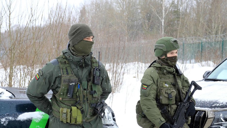 Minister spraw wewn?trznych Litwy na granicy z Bia?orusi?Soldiers of the Lithuanian State Border Guard Service patrol on the border with Belarus near the village Kurmelionys, Lithuania on January 21, 2022, during a visit of participants of a ministerial conference on the EU's external border control that takes place in Vilnius. (Photo by PETRAS MALUKAS / AFP)PETRAS MALUKAS