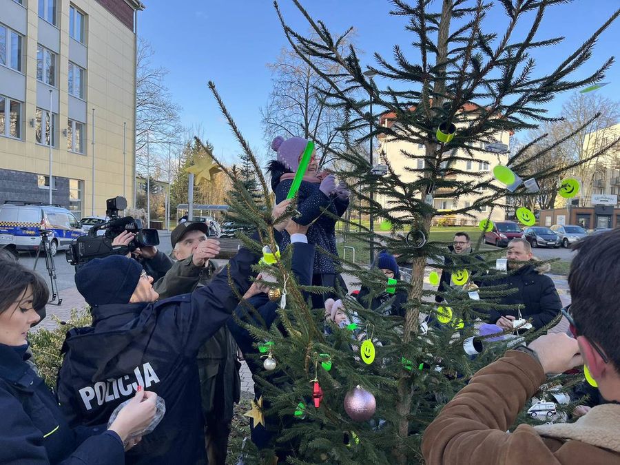 Policjanci ustroili choinkę w nietypowe ozdoby