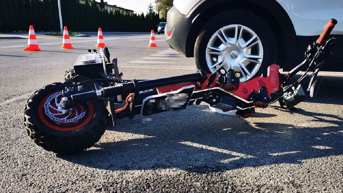 Hulajnoga elektryczna po zderzeniu z autem