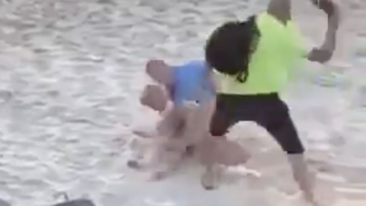 Miłosne harce przerwał jeden z plażowiczów, który wymierzył kochankowi klapsa, posiłkując się klapkiem