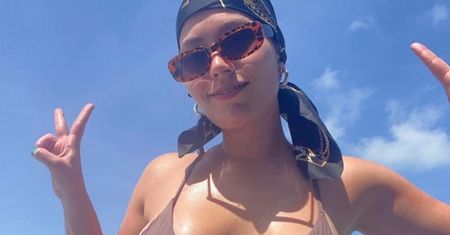 Mery Spolsky pręży się w skąpym bikini na rajskiej plaży. Fani pieją z zachwytu: "Jesteś tak NIEIDEALNIE IDEALNA" (ZDJĘCIA)