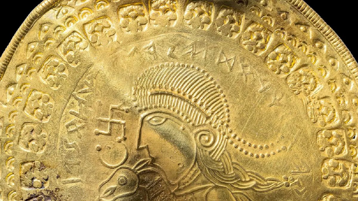 Złoty dysk ze swastyką.