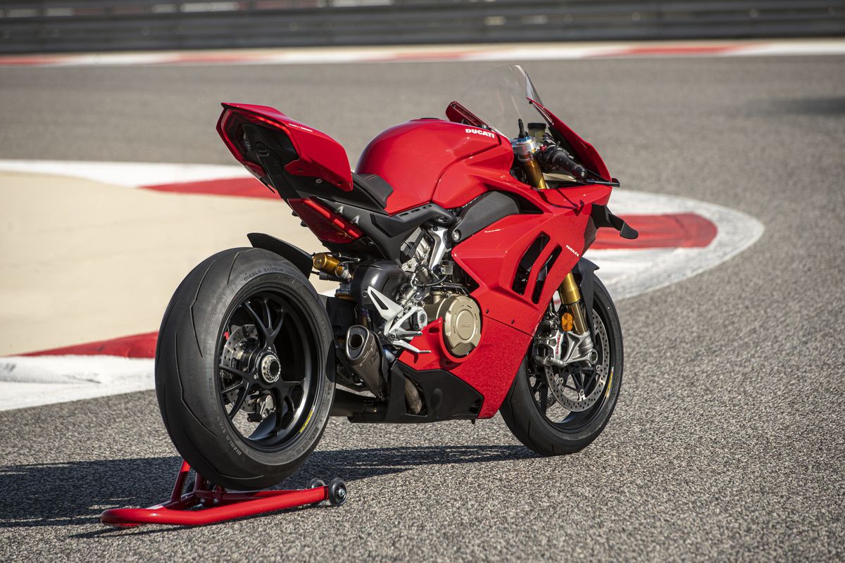 Ducati Panigale V4 S z wyścigowymi dodatkami