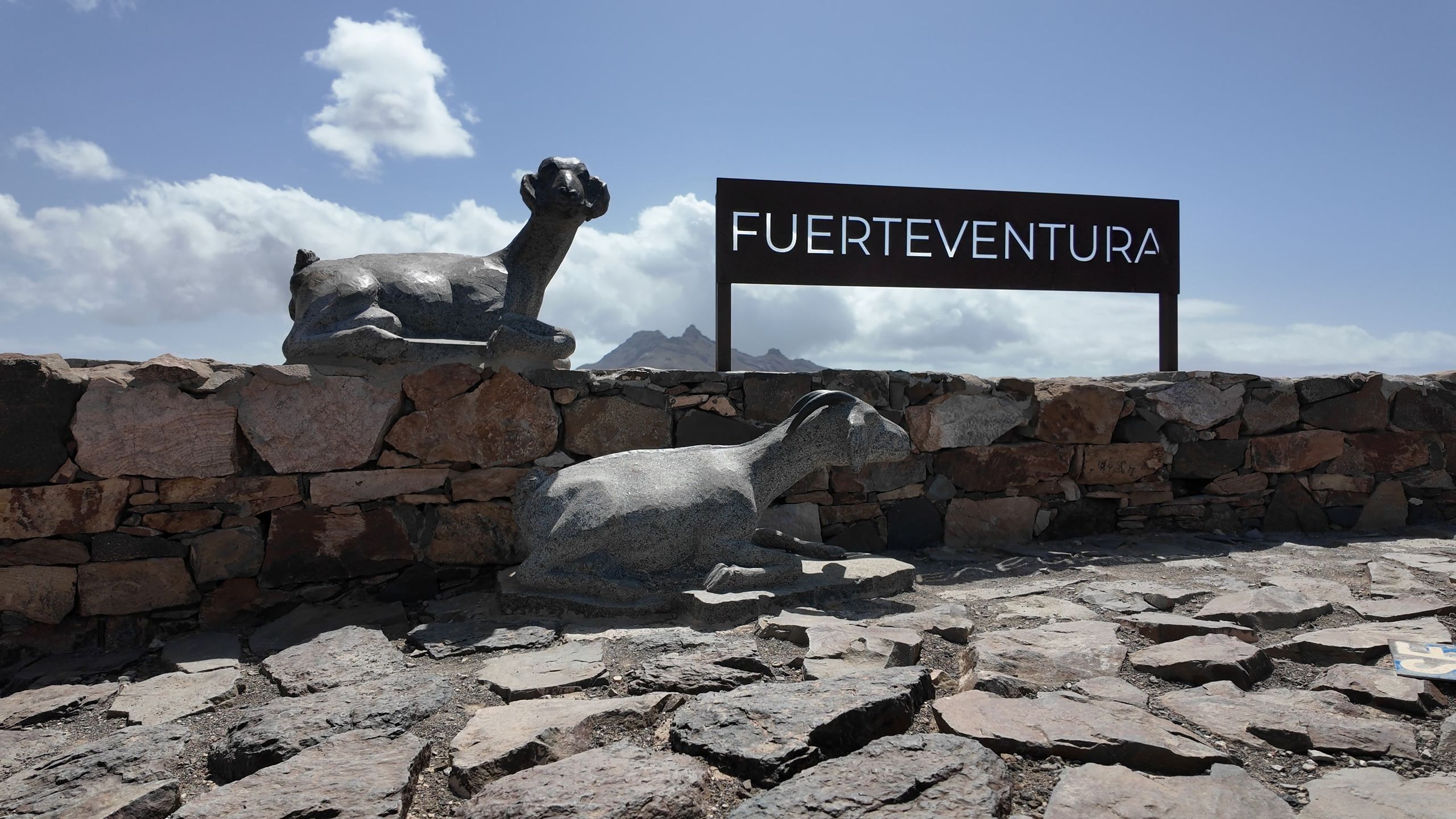 Napis „Fuerteventura” i rzeźby kóz