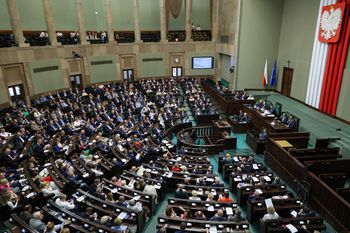 Najnowszy sondaż. PiS tuż przed KO. Minimalna różnica