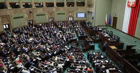 Najnowszy sondaż. PiS tuż przed KO. Minimalna różnica