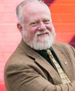 Shawn Warner napisał powieść, której nikt nie chciał kupić. Nagle stała się hitem