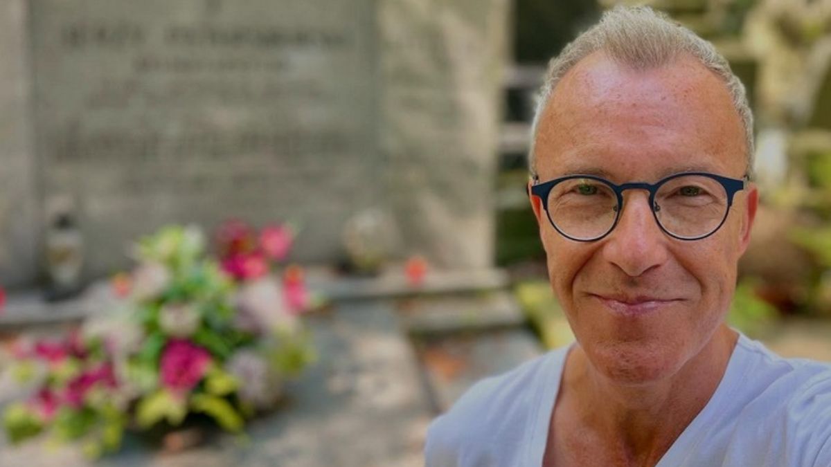 Jerzy Petersburski Jr. odwiedza grób rodziców. Rozmawia z nimi