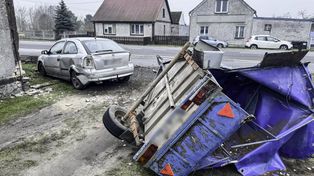 Deszczno: Kompletnie pijany kierowca Opla z przyczepką uderzył w budynek