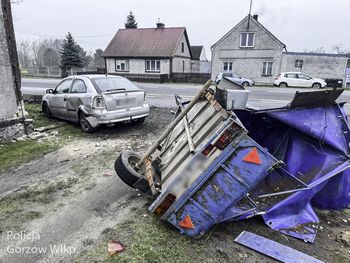 Deszczno: Kompletnie pijany kierowca Opla z przyczepką uderzył w budynek