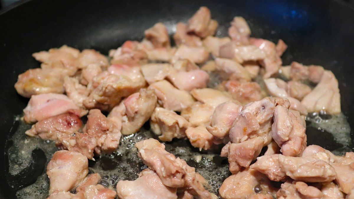 Co oznacza biała piana podczas smażenia kurczaka?