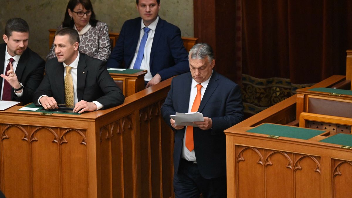 TemporaryHungarian Prime Minister Viktor Orban (R) arrives for the opening session of Hungary's new parliament in Budapest on May 2, 2022. (Photo by Attila KISBENEDEK / AFP)ATTILA KISBENEDEK