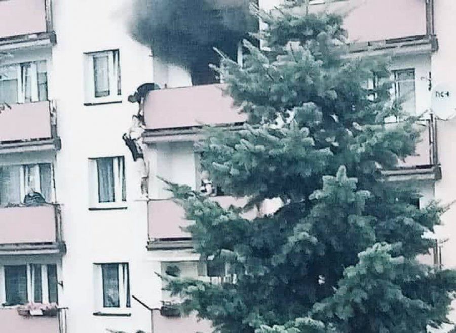 Zagrożony 22-latem w płonącym mieszkaniu nie przebywał sam (zdjęcie czytelnika portalu przelom.pl)