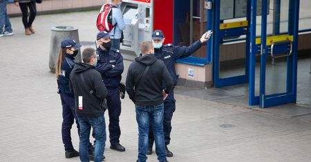Policja dokręca śrubę. 2100 mandatów za brak maseczek ostatniej doby