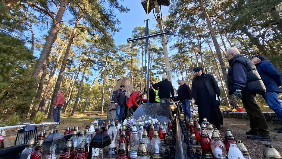 Emerytowani kolejarze skupieni wokół Kolejowej Izby Tradycji działającej na Dworcu Głównym w Toruniu ustawili nowy krzyż w miejscu katastrofy kolejowej pod Otłoczynem. Stary krzyż drewniany, który pojawił się w tym miejscu już we wrześniu 1980 roku, a więc tu po katastrofie, praktycznie się rozpadł.