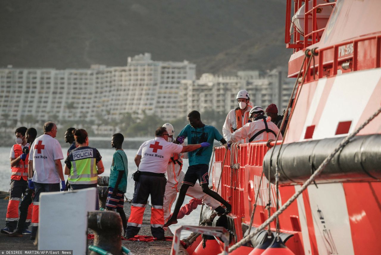 Migranci schodzą na ląd ze statku hiszpańskiego ratownictwa morskiego w porcie Arguineguin na Wyspie Kanaryjskiej Gran Canaria, 10 lipca 2023 r.