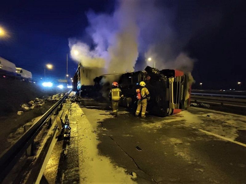 Auto przewróciło się i zapaliło