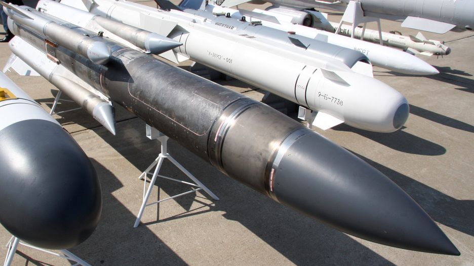 Przeciwokrętowy pocisk Ch-31A w otoczeniu innych.