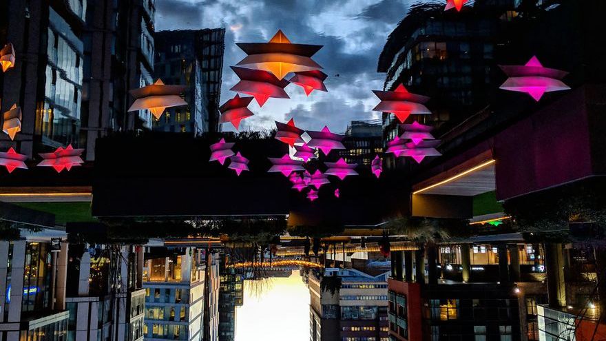 Fotograf ujmuje równoległą rzeczywistość w kałużach świata 1