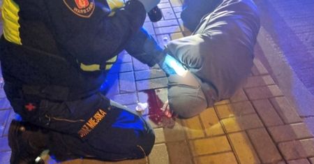 Straszny widok na ulicy Warszawy. Leżał zakrwawiony bez ruchu
