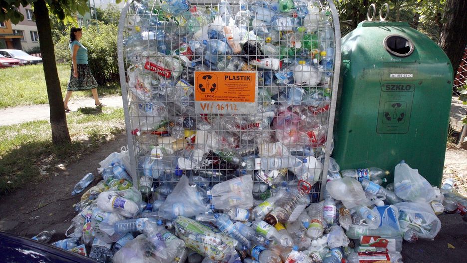 W Polsce przydają 364 butelki na mieszkańca rocznie. Powinny być surowcem a nie odpadem.