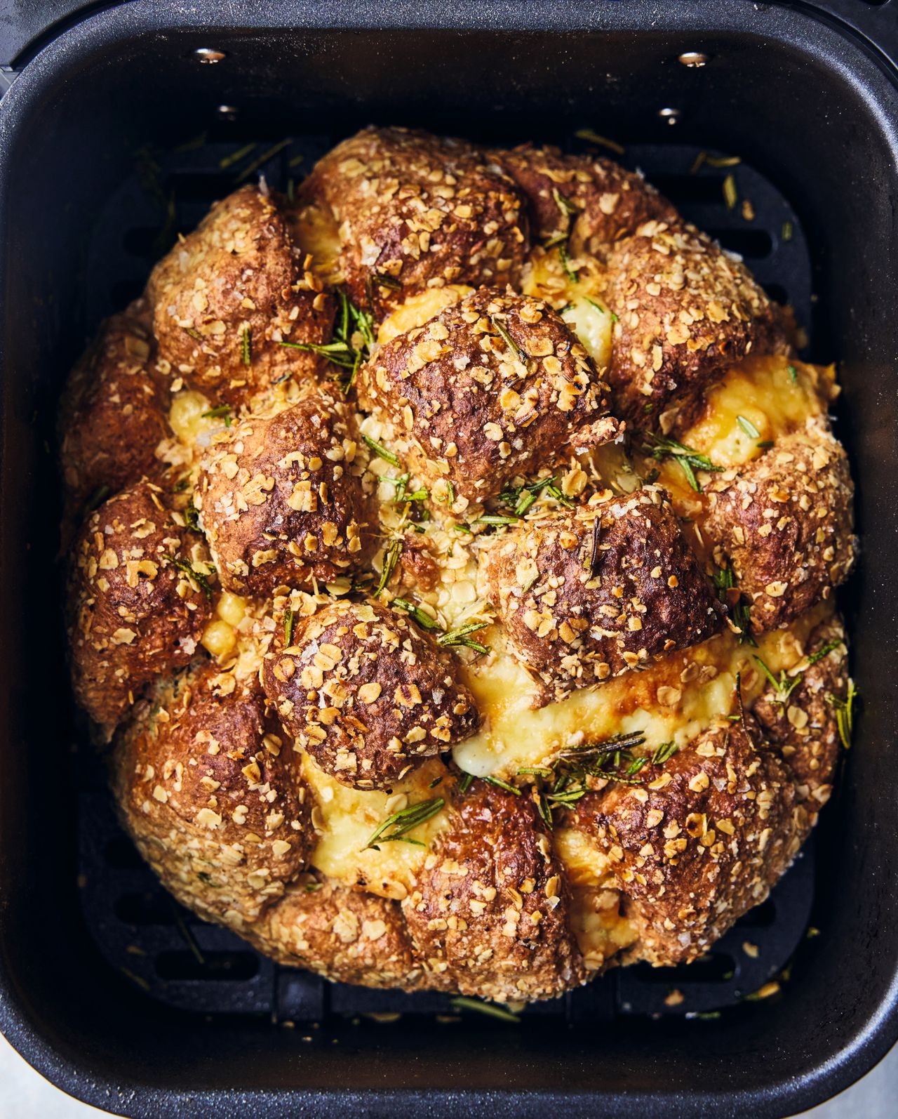 Chleb sodowy z serem i rozmarynem. Wypiek z airfryera lepszy niż z piekarni