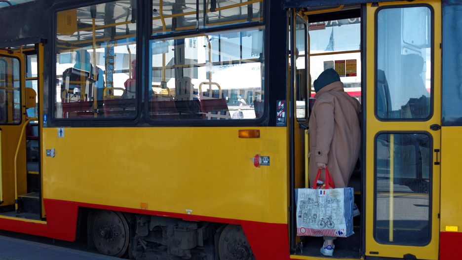 Warszawa. Strajk Kobiet. Występują utrudnienia w kursowaniu autobusów i tramwajów