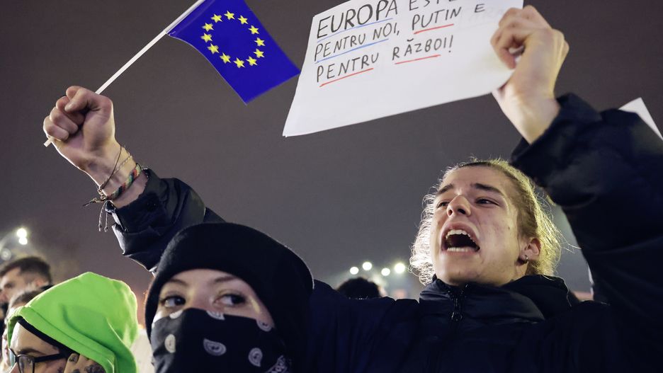 A Romanian protester waves a European flag and a placard while shouting slogans during a protest in front of government headquarters against the far-right independent presidential candidate Calin Georgescu, in Bucharest, Romania, 27 November 2024. Hundreds of students and civil rights activists gathered in the center of Romania's capital to warn against the victory of far-right independent candidate Calin Georgescu, whose declarations worried human right activists. Protests continue for a third night in a row across Romania's largest cities against Calin Georgescu, who led in the first round of the presidential race, winning 22.94 percent of the total number of votes, followed by Elena Lasconi, leader of the USR (Save Romania Union), with 19.18 percent. The second round of Romania's presidential election will be held on 08 December 2024. The placard reads: ' EUROPE IS FOR US, PUTIN IS FOR WAR!'. EPA/ROBERT GHEMENT Dostawca: PAP/EPA.