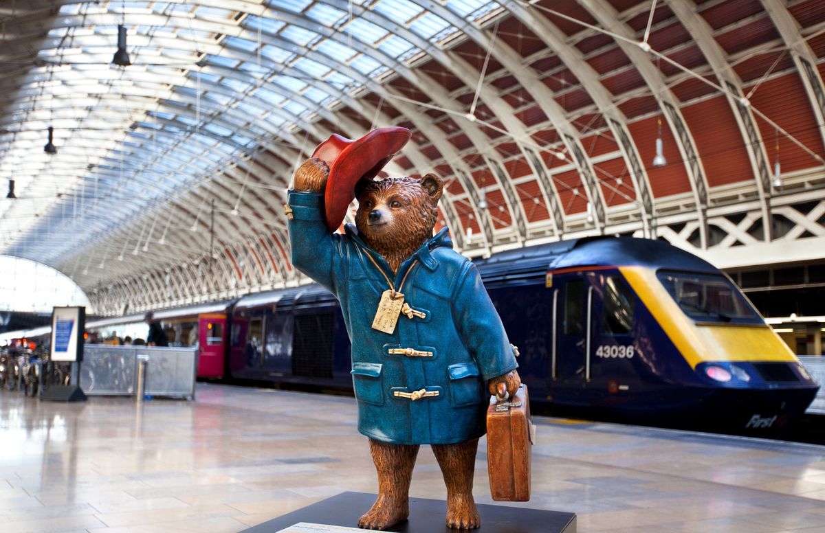 Figura misia Paddingtona na stacji kolejowej 