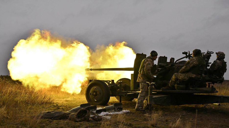 Wojna w Ukrainie rok 2023
Ukrainian servicemen fire an artillery during an anti drone drill in Chernigiv region on November 11, 2023. (Photo by Sergei SUPINSKY / AFP)
SERGEI SUPINSKY