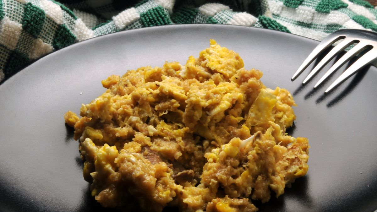 Jajecznica po kantońsku z dodatkiem sosu sojowego