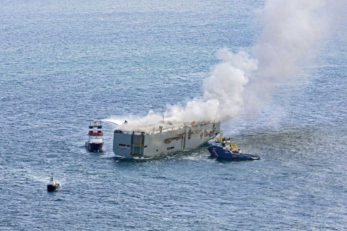 Pożar statku u wybrzeży Holandii