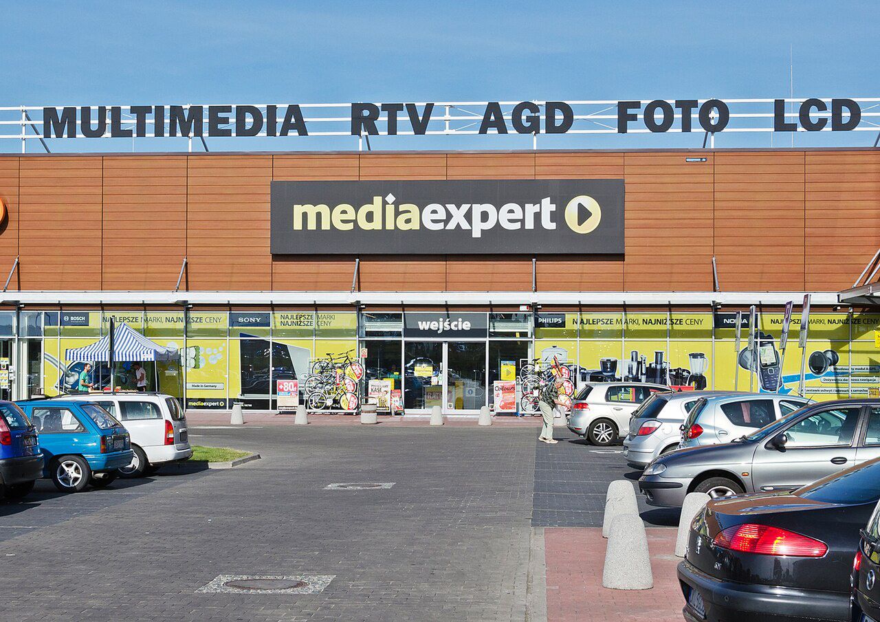 2100 zł taniej za telewizor. Media Expert obniża ceny