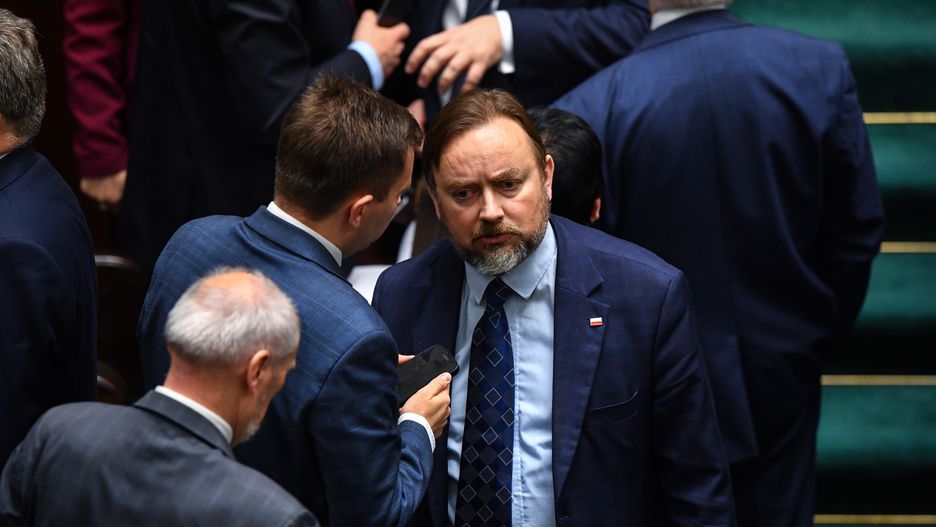 Warszawa, 21.11.2023. Poseł PiS Paweł Szrot (C) na sali obrad Sejmu w Warszawie, 21 bm. Posłowie wybiorą składy sejmowych komisji m.in. do spraw Unii Europejskiej, etyki oraz do spraw służb specjalnych oraz członków Trybunału Stanu. (ad) PAP/Piotr Nowak