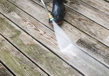 Jak usunąć zielony nalot z kostki i tarasu? Krok po kroku