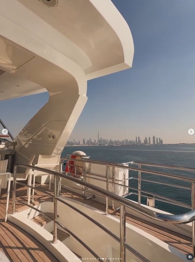 Marcelina Zawadzka relaksuje się z rodziną na jachcie w Dubaju
