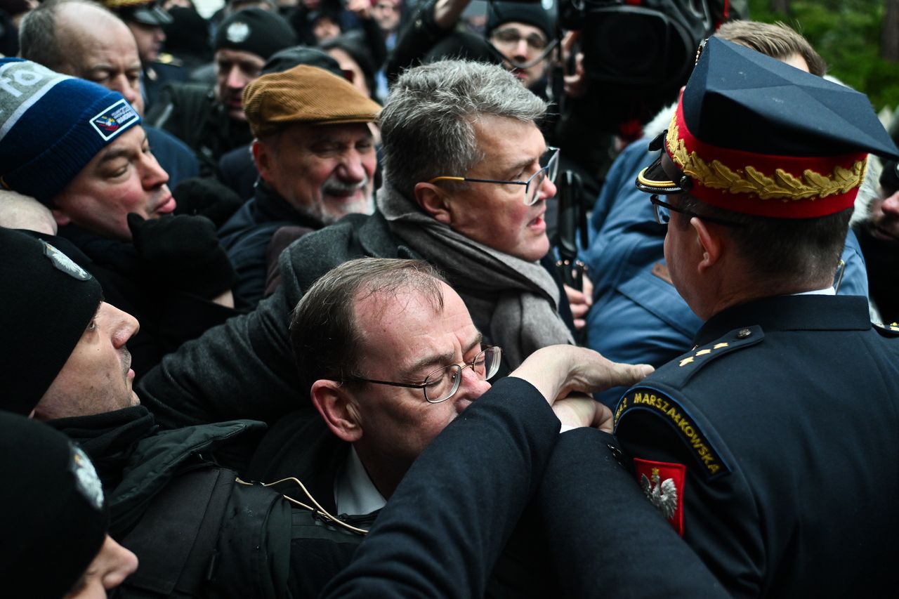 Maciej Wąsik i Mariusz Kamiński próbowali wejść do Sejmu. Doszło do przepychanek ze Strażą Marszałkowską