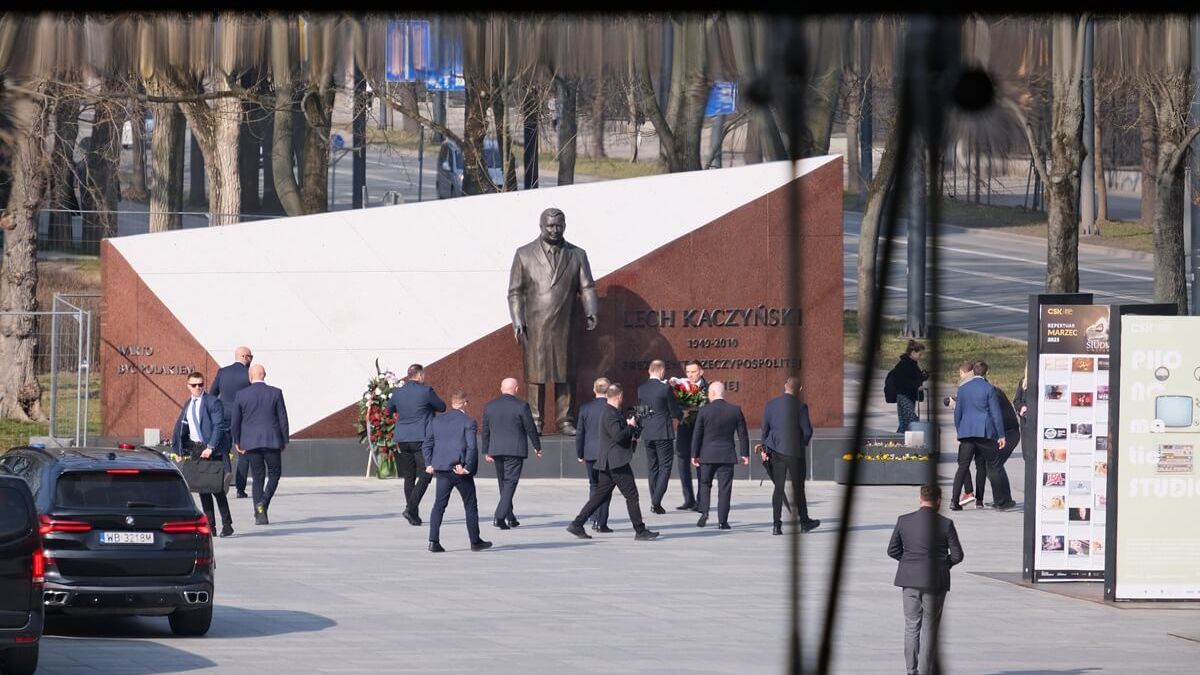 Prezydent Andrzej Duda złożył kwiaty pod pomnikiem prezydenta Lecha Kaczyńskiego w Lublinie