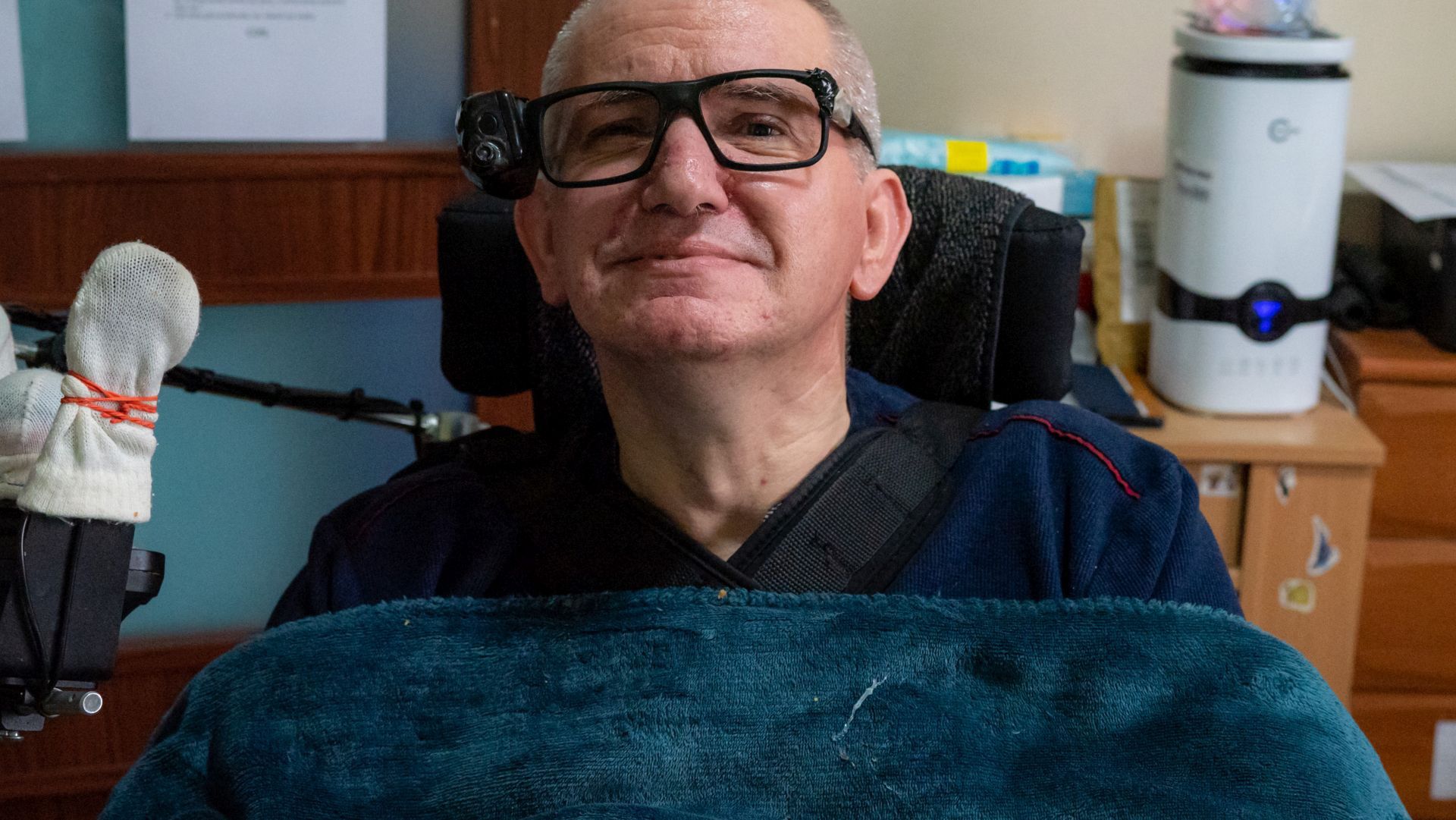 51-letni Mariusz Szczurek cierpi na tzw. zespół zamknięcia. Może jedynie ruszać głową i mrugać powiekami.
