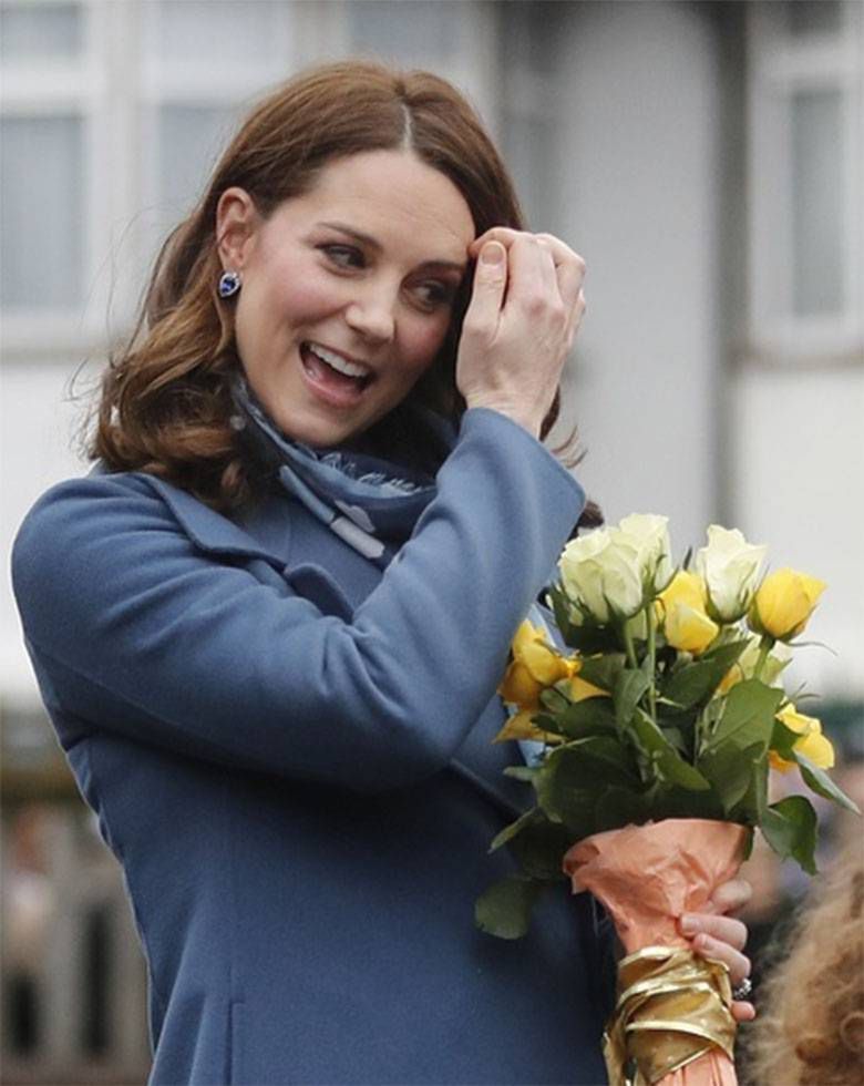 Księżna Kate w niebieskim płaszczu