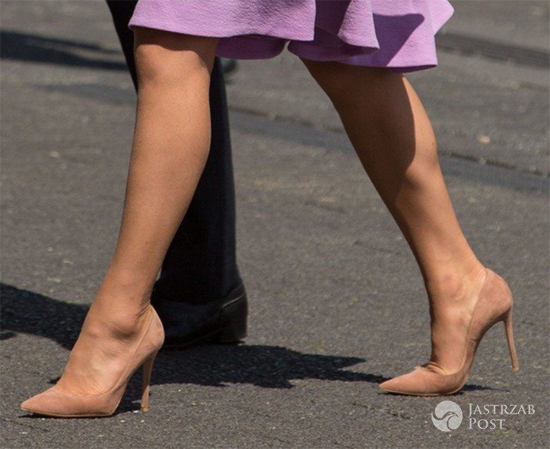 Księżna Kate w lawendowej kreacji zwiedza Muzeum w Hamburgu