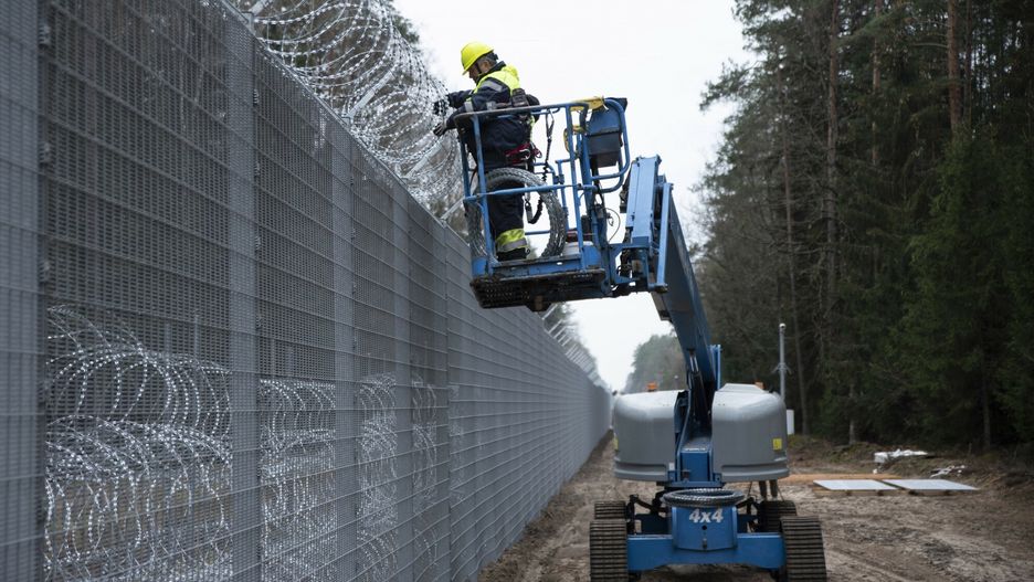 Drut kolczasty na granicy litewsko-bia?oruskiej
Construction works of Lithuania's border fence at the Lithuania-Belarus border. Lithuania has started building the first stretches of a four-meter tall border fence on its 678 kilometer long border with Belarus, with works due to be completed in September 2022.
Mykolas Juodele/Redux