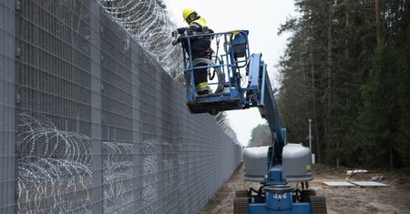 Odgrodzili się. Litwa zakończyła budowę płotu na granicy z Białorusią