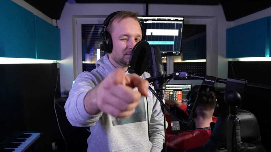 Solar podczas nagrywania zwrotki rozpoczynającej do Hot16Challenge2